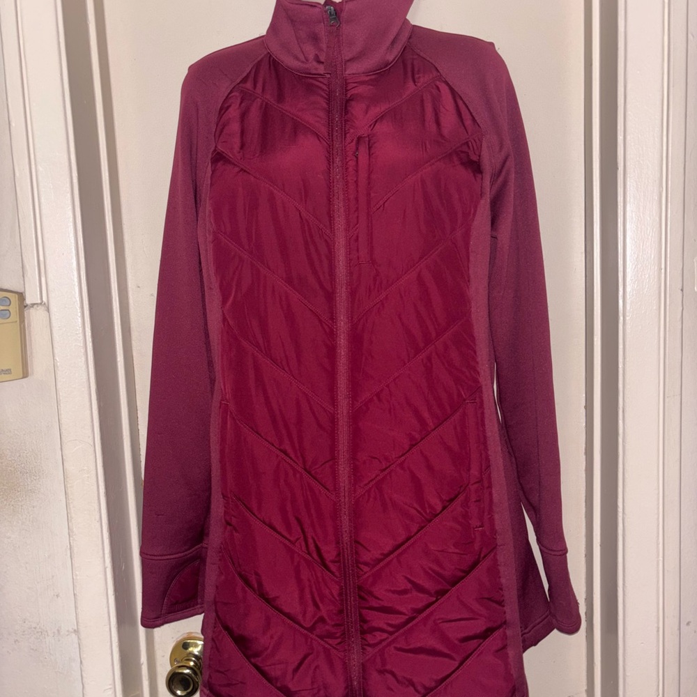 Tek Gear. Red Puffer Jacket with Quilted Design. Size L